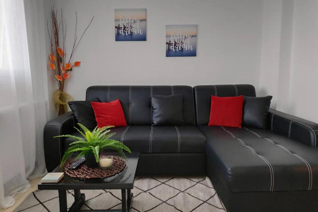 Iris Apartment *
